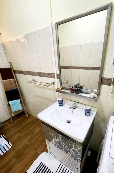 Kot Nu - Beach Themed Apartment - 3 Mins Walk From The Sea Flic en Flac Exterior foto